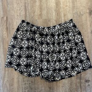 MOON KISS PATTERNED FLOWY SHORTS (L)